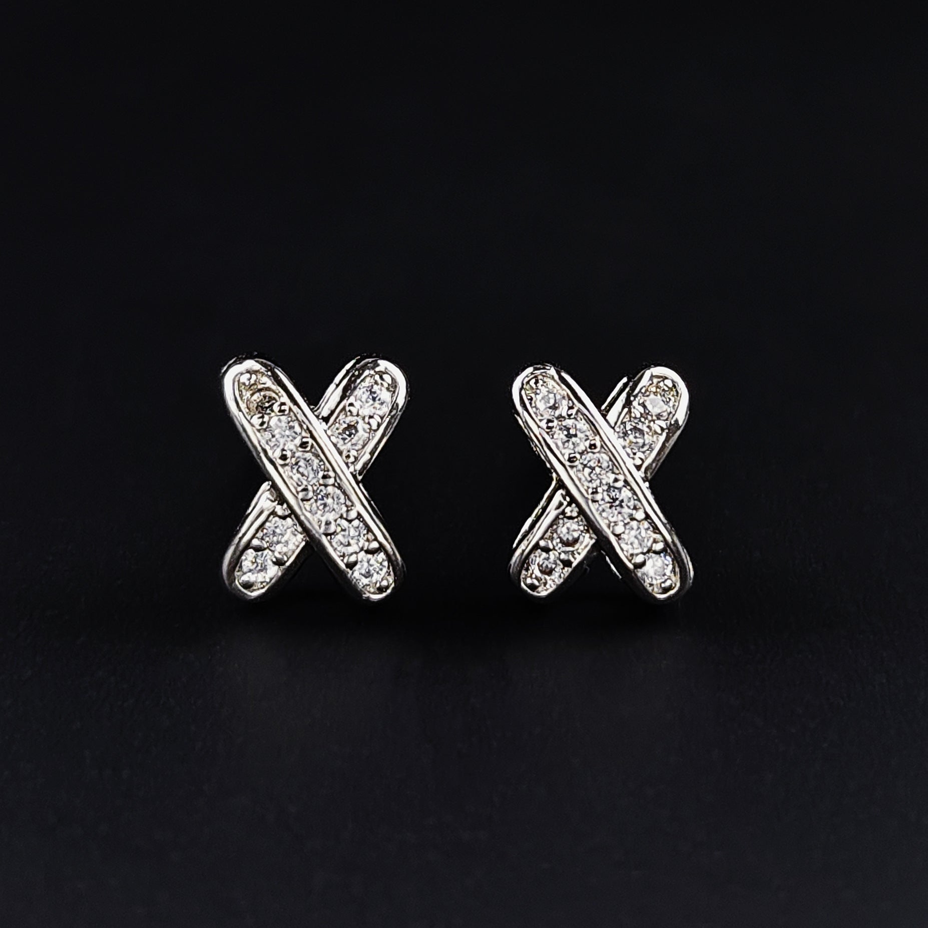 Amazon Minimalist Cool Style Zircon X-shaped Earrings for Women Simple Small Letter All-match Student Earrings e7501