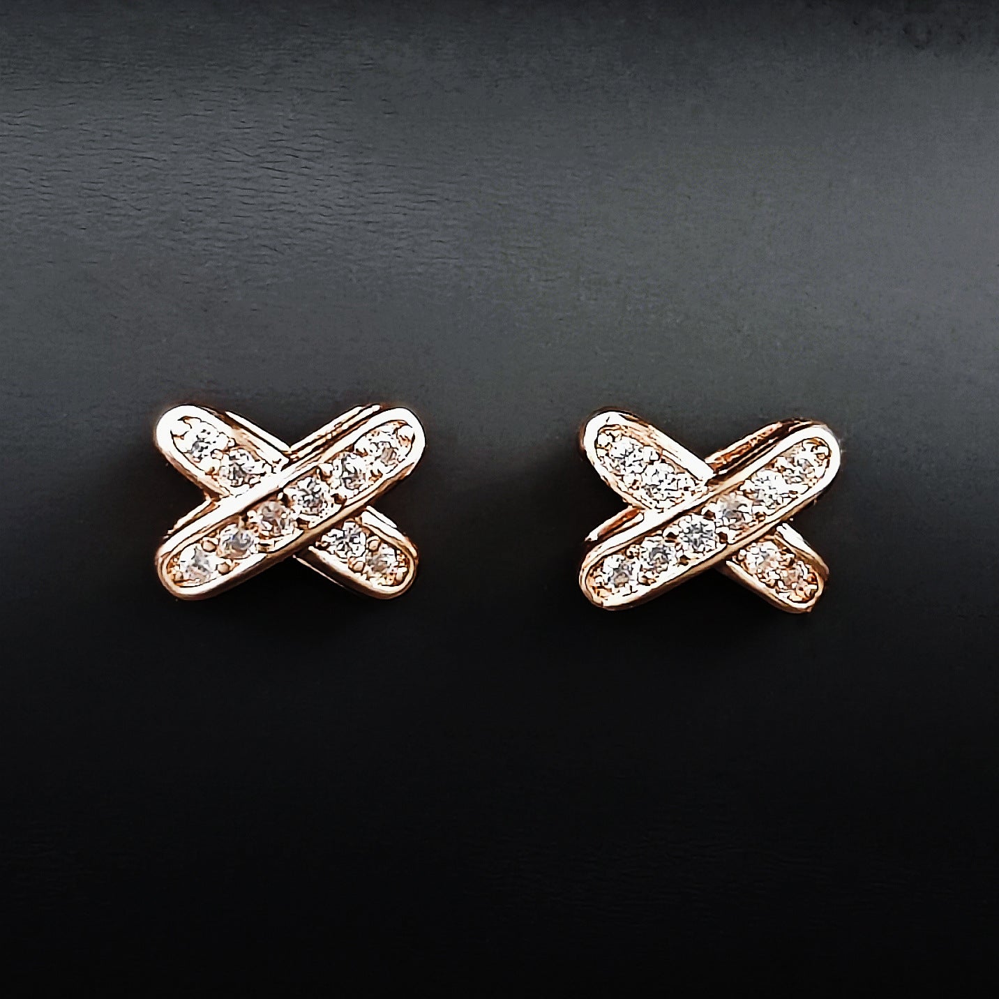 Amazon Minimalist Cool Style Zircon X-shaped Earrings for Women Simple Small Letter All-match Student Earrings e7501