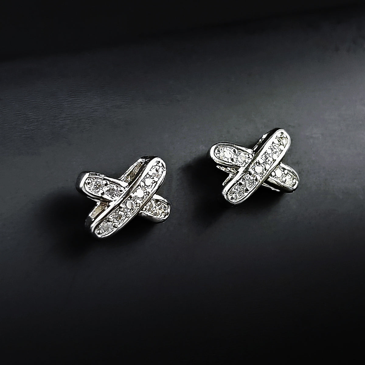 Amazon Minimalist Cool Style Zircon X-shaped Earrings for Women Simple Small Letter All-match Student Earrings e7501