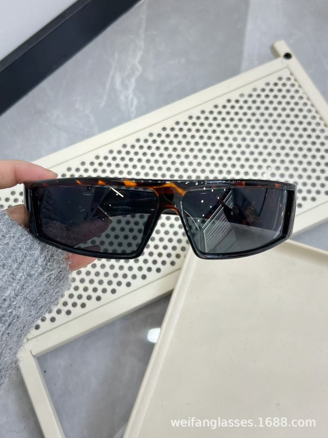 Hair Band Sunglasses Women's 2025 New High-end Sense European and American Niche Fashionable Distinctive Concave Style Windproof Riding Sunglasses